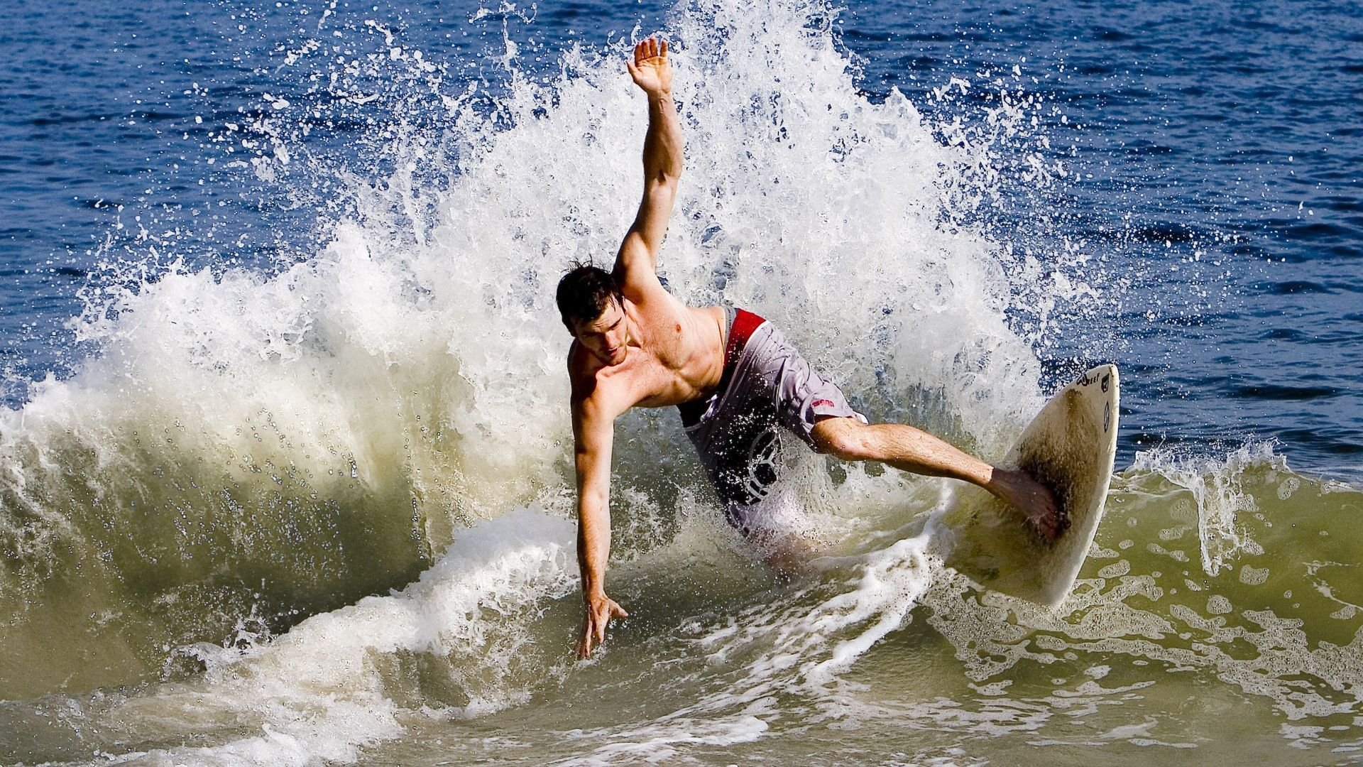 主场迎战强敌全队上下团结一致展现顽强拼搏精神追求胜利，表示迎战强敌的成语